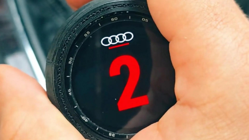 Takovou řadicí páku jste v Audi ještě neviděli: kutil geniálně využil staré chytré hodinky