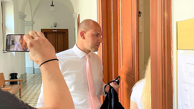Bývalý vychovatel v kauze pašování mobilů do věznice je nevinný, potvrdil soud