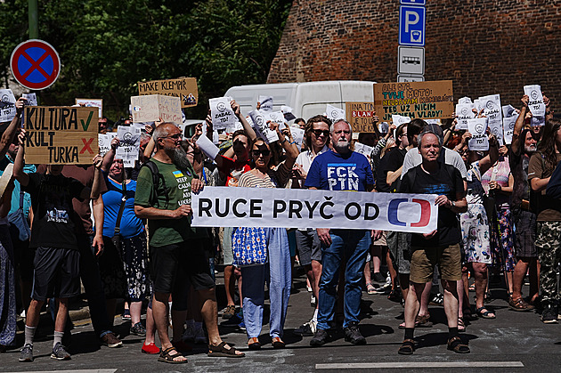 Ruce pryč od médií a Oto, zabal to, skandují lidé před Úřadem vlády