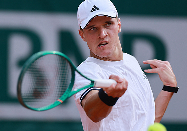 Roland Garros ONLINE: Menšík ožil a sahá po osmifinále, Muchová končí