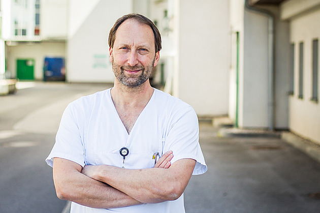 Eboly ani hantaviru se nebojme. Průšvih by byla zmutovaná ptačí chřipka, říká primář