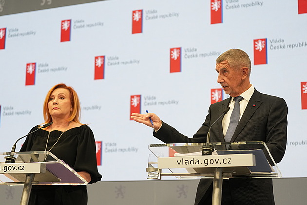 Snížení poplatků, lákadla pro mladé. Schillerová představila změny v penzijku