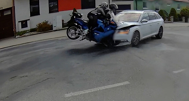 Jedna chyba může změnit všechno, varuje policie. Zveřejnila záběry nehod motorkářů