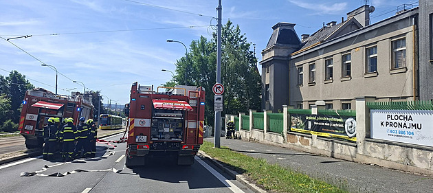 Požár v bývalém plzeňském hotelu, z objektu evakuovali desítky lidí