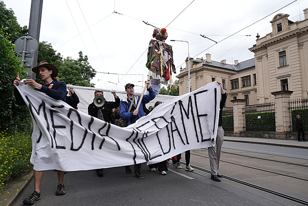 Vládo, probuď se! Studenti demonstrují na podporu ČT a rozhlasu