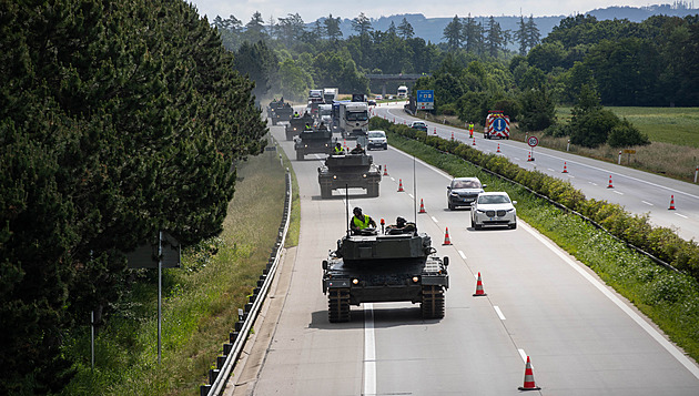 Po D35 pendlují tanky Leopard. Mnozí řidiči si je za jízdy natáčejí na mobil