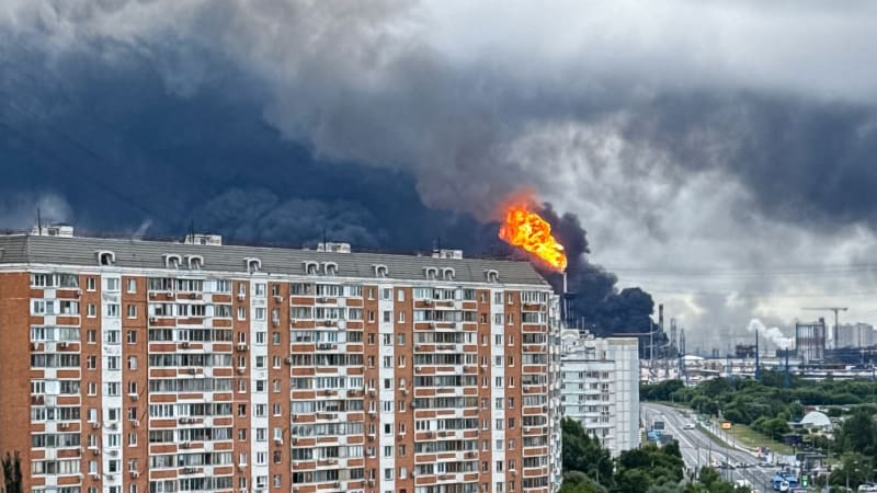 Z rafinerie v Moskvě šlehají plameny, ukazují záběry. Ukrajinci zasáhli klíčový most na Krymu