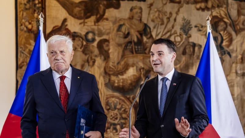Macinka řádil s kytarou na Klausově oslavě. Zahrál s rockovou legendou, ukazují záběry
