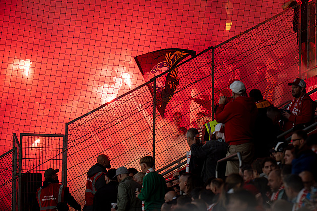 Dva fandové Slavie čelí po výtržnostech na derby obvinění, další policie vyšetřuje