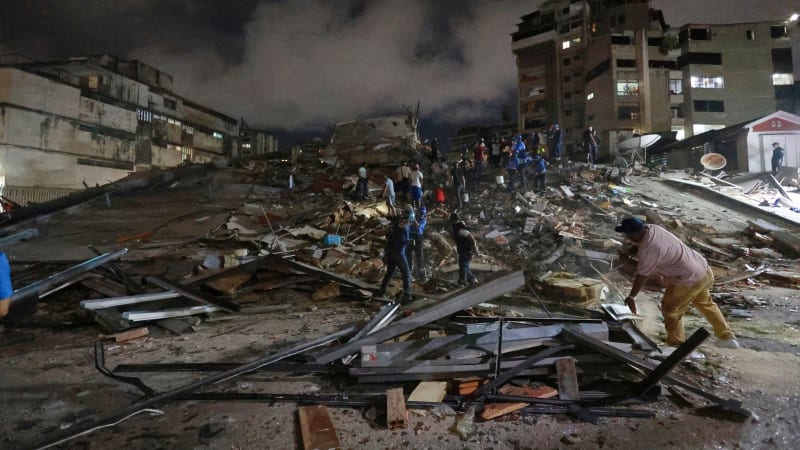 ON-LINE: Zkázu ve Venezuele ukazují videa, pomoc nabídli Trump i Babiš. Může být 100 tisíc obětí