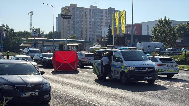 Tragédie v Praze: Auto srazilo chodce, senior na místě zemřel