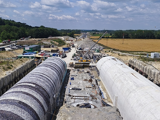 Homole hraje všemi barvami. Takto dělníci pracují na půlkilometrovém tunelu na D35