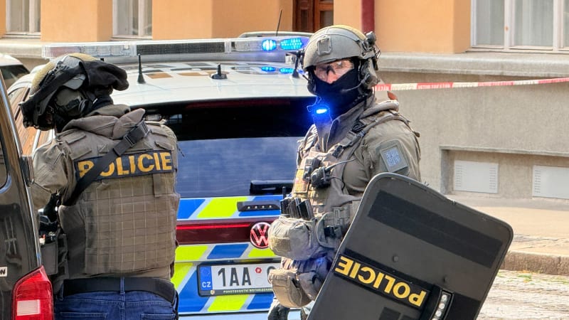 Poplach v Praze. Na Vinohradech zasahovali policisté se samopaly, v bytě se zabarikádoval muž