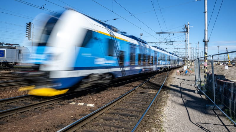 Neštěstí na Blanensku: Rychlík srazil dva lidi. Jeden zemřel, další je v péči lékařů