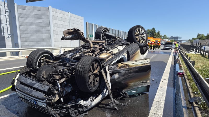 Hromadná nehoda na dálnici D1 u Ostravy: Dvě auta začala hořet, pět lidí se zranilo