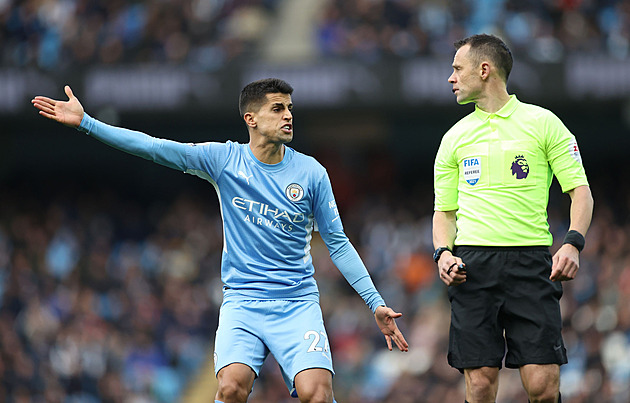 Cancelo už oblékl dres Barcelony. Klub ho ale fanouškům ještě nepředstavil. Proč?