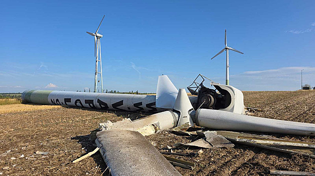 Traktorista mi volal, že na poli leží vrtule, líčí pád větrné elektrárny svědek