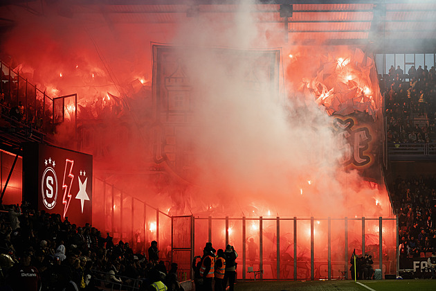 Použití pyrotechniky na fotbale bude nově trestným činem, řekl ministr Šťastný
