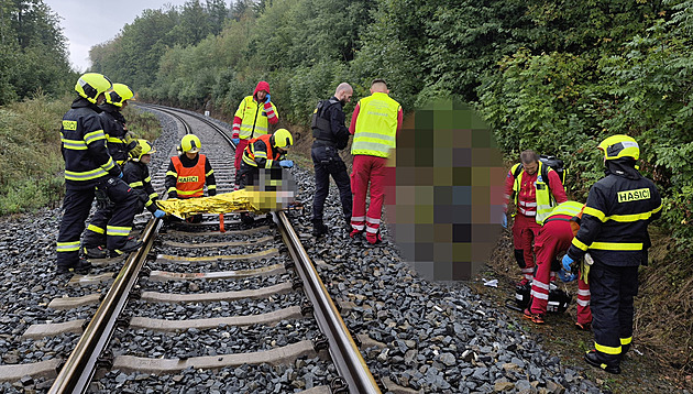 Vlak srazil sedmnáctiletou dívku, hasiči ji do sanitky přenášeli tři sta metrů
