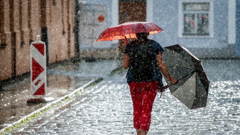 Bouřky i déšť: Do Česka v pondělí vtrhne studená fronta. MAPA ukazuje, kde naprší nejvíce
