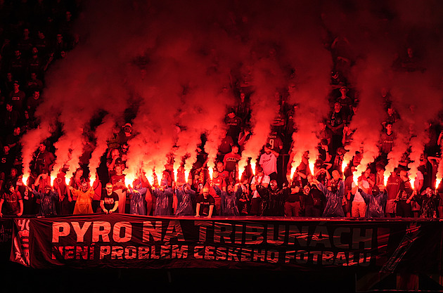 Derby na tribunách nabídlo i společný boj za pyro. A také spousty urážek
